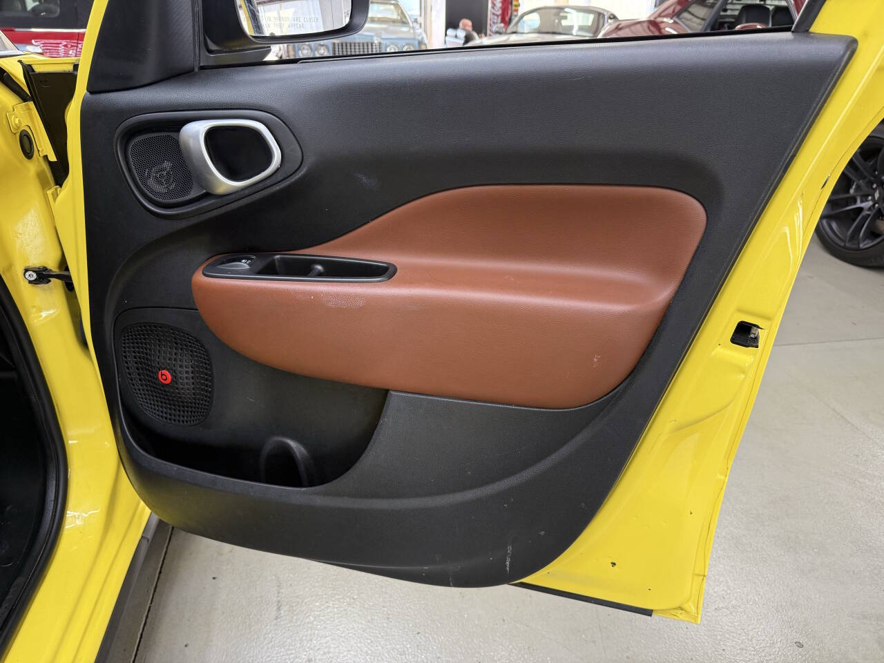 Vehicle image 16